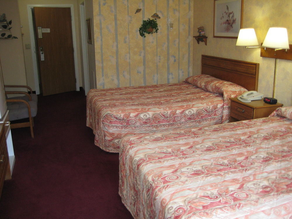 Lake Tree Inn & Suites Марион Экстерьер фото